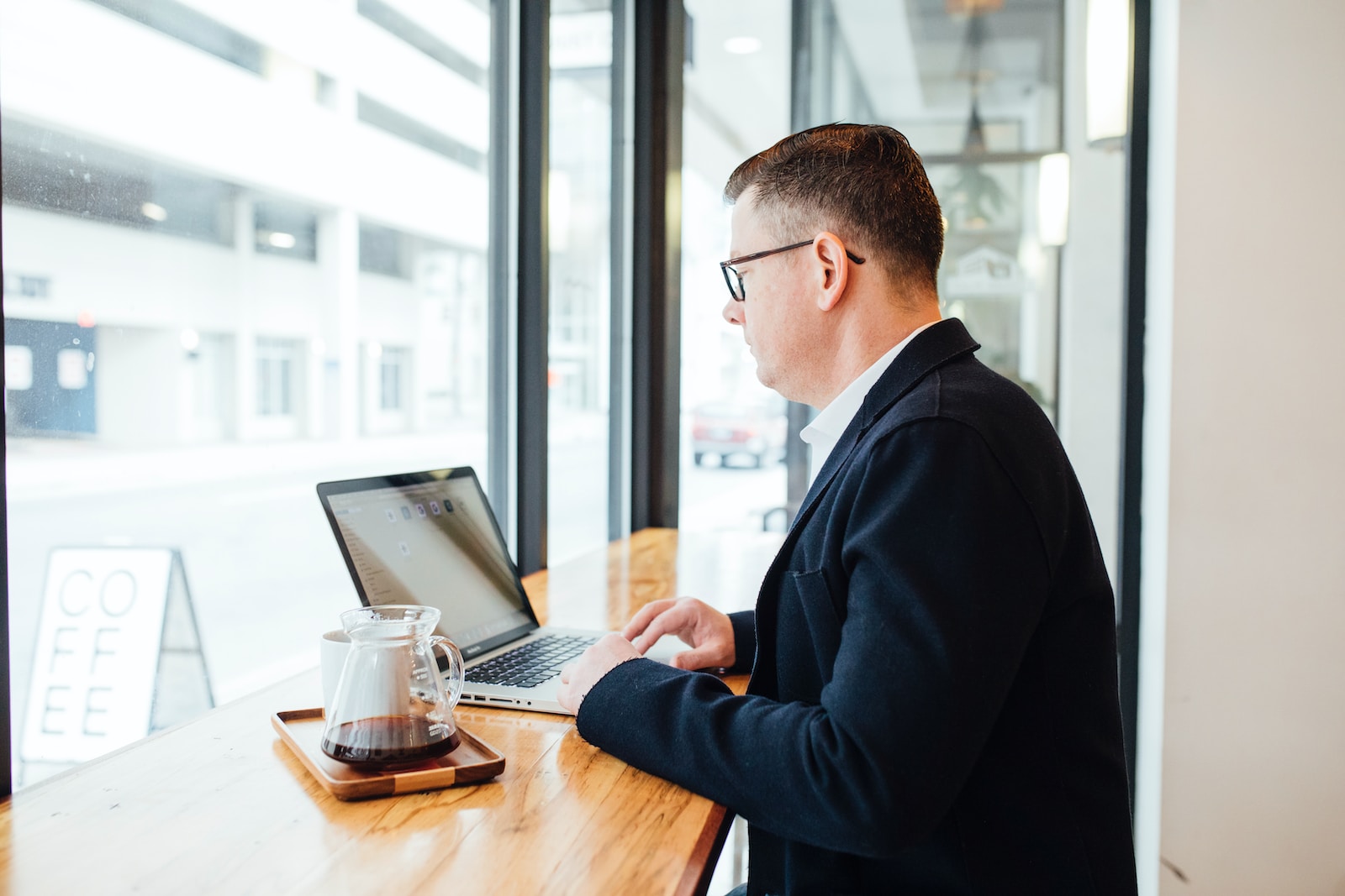 How to Use Linkedin Live to Engage Your Audience and Grow Your Small Business